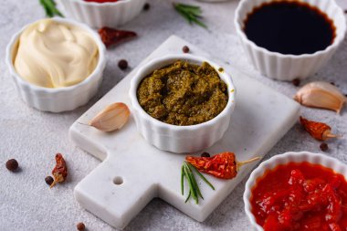 Farklı soslar seti. Ketçap, hardal, pesto, adjika