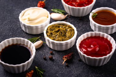 Farklı soslar seti. Ketçap, hardal, pesto, adjika