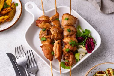 Kızarmış tavuk şiş sebzeli kebap.