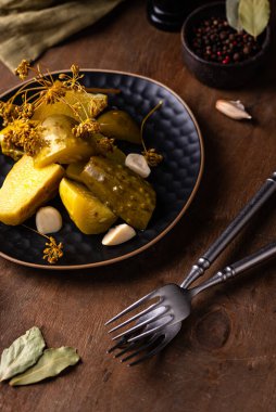 Bir kase salatalık turşusu, sağlıklı mayalanmış yiyecek.