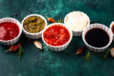 Farklı soslar seti. Ketçap, hardal, pesto, adjika