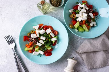 Salatalıklı Yunan salatası, domates, dolmalık biber, peynir ve zeytin. Akdeniz yemekleri