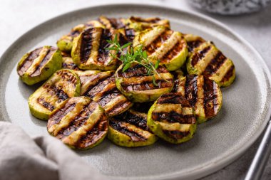 Beyaz arka planda sarımsak soslu ızgara kabak.