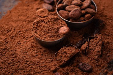 Kakao tozu, fasulye ve doğal çikolata ürünü.