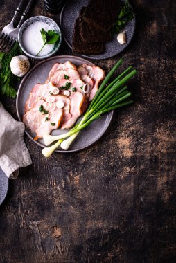 Dilimlenmiş domuz eti ya da yeşil soğanlı jambon.