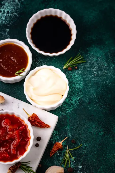 Farklı soslar seti. Ketçap, hardal, pesto, adjika