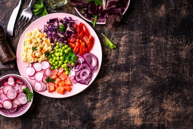 Sebze, somon ve kuskus ile dengeli beslenme çanağı.