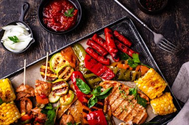 Çeşitli yaz ızgara bbq çeşitleri. Shashlik, ızgara sosis, sebze ve sos.