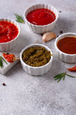 Farklı soslar seti. Ketçap, hardal, pesto, adjika