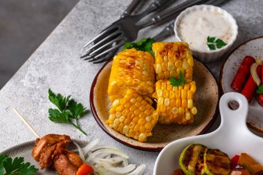 Çeşitli yaz ızgara bbq çeşitleri. Shashlik, ızgara sosis, sebze ve sos.