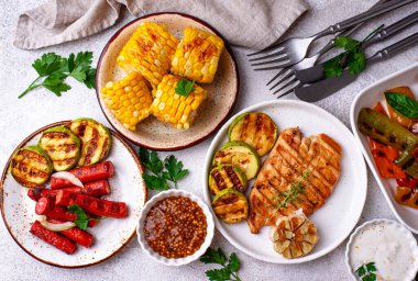 Çeşitli yaz ızgara bbq çeşitleri. Shashlik, ızgara sosis, sebze ve sos.