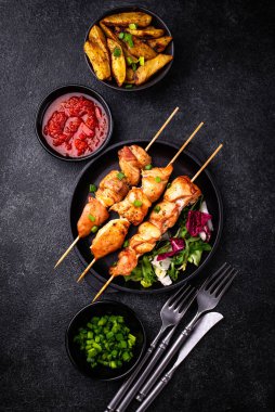 Kızarmış tavuk şiş sebzeli kebap.