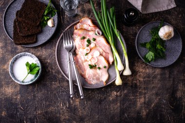 Dilimlenmiş domuz eti ya da yeşil soğanlı jambon.