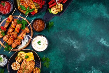 Çeşitli yaz ızgara bbq çeşitleri. Shashlik, ızgara sosis, sebze ve sos.