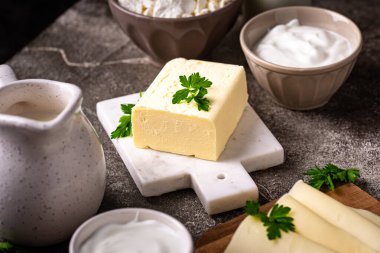 Süt ürünleri çeşitleri. Süt, süzme peynir, peynir, krema, tereyağı ve yoğurt