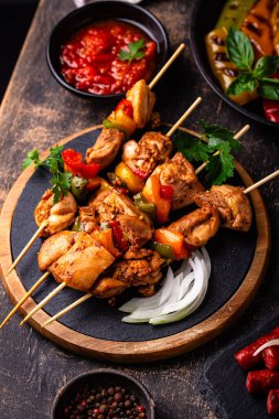 Çeşitli yaz ızgara bbq çeşitleri. Shashlik, ızgara sosis, sebze ve sos.