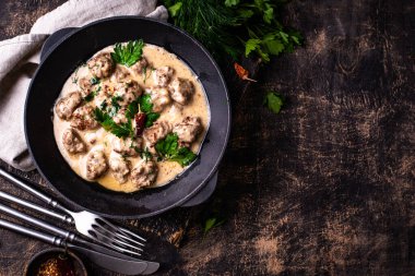 Ev yapımı krema soslu köfteler kızartma tavasında.