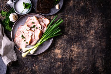 Dilimlenmiş domuz eti ya da yeşil soğanlı jambon.