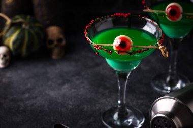 Martini bardağında gözbebeği süslemeli, esrarengiz yeşil kokteyl.