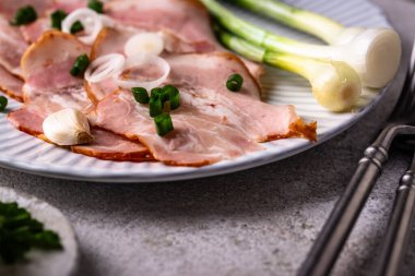 Dilimlenmiş domuz eti ya da yeşil soğanlı jambon.