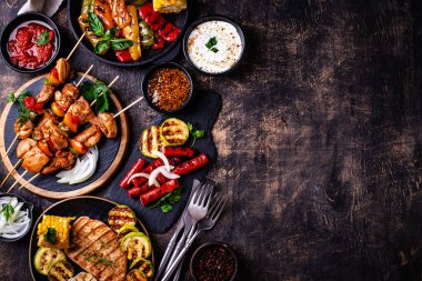 Çeşitli yaz ızgara bbq çeşitleri. Shashlik, ızgara sosis, sebze ve sos.