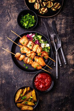 Kızarmış tavuk şiş sebzeli kebap.