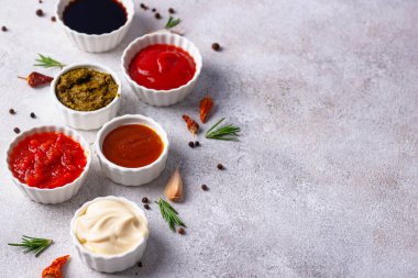 Farklı soslar seti. Ketçap, hardal, pesto, adjika