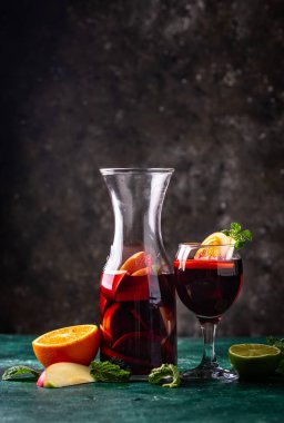 Geleneksel İspanyol içkisi kırmızı şarap ve meyveli sangria