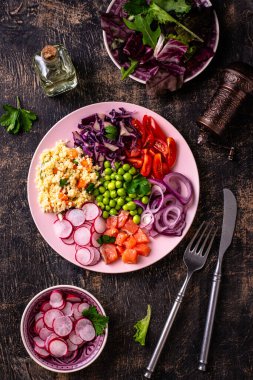 Sebze, somon ve kuskus ile dengeli beslenme çanağı.