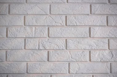 Pencerenin sert gölgesi ile beyaz duvar arkaplanı