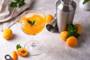 Taze kayısı veya nane aromalı şeftali kokteyli.