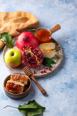 Rosh Hashana Yahudi Yeni Yıl konsepti bal, elma ve nar ile