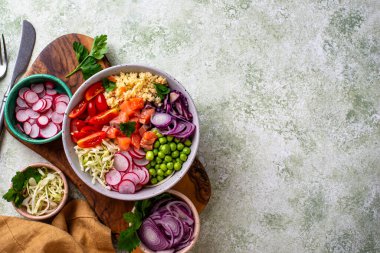 Sebze, somon ve kuskus ile dengeli beslenme çanağı.