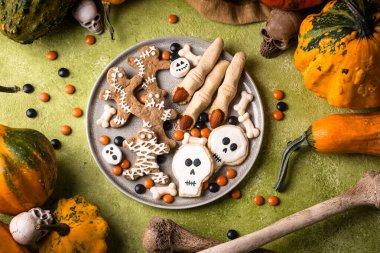 Kafatası, zombi ve mumya şeklinde korkunç zencefilli kurabiyeler.