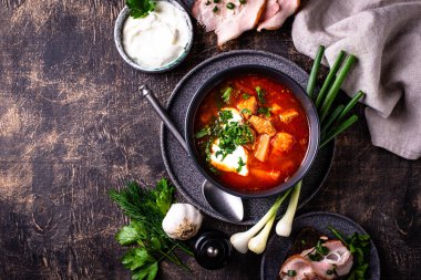 Geleneksel Ukrayna borsch 'u veya ekşi kremalı pancar çorbası