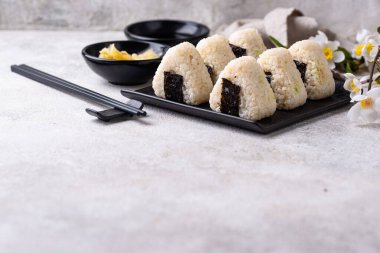 Onigiri, geleneksel Japon yemeği, pirinç ve somon balığı.