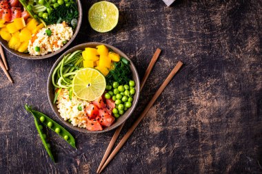 Som balığı ve sebzeli sağlıklı dengeli vejetaryen yemek kasesi.