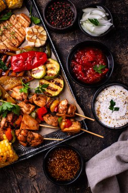 Çeşitli yaz ızgara bbq çeşitleri. Shashlik, ızgara sosis, sebze ve sos.