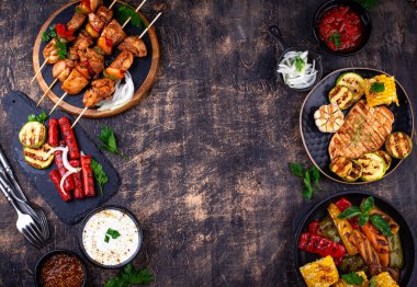 Çeşitli yaz ızgara bbq çeşitleri. Shashlik, ızgara sosis, sebze ve sos.