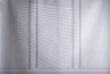 Pencerenin sert gölgesi ile beyaz duvar arkaplanı