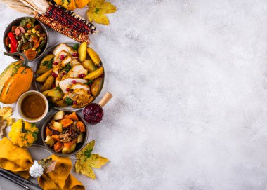 Geleneksel Şükran Günü yemeği hindi, fırında sebze, kızılcık sosu.