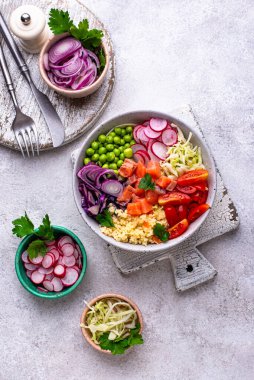 Sebze, somon ve kuskus ile dengeli beslenme çanağı.