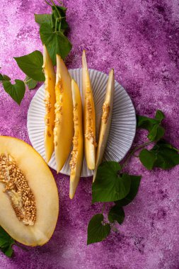 Taze taze olgun sulu dilimlenmiş kavun koyu arka planda