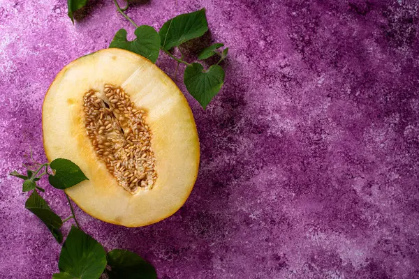 Taze taze olgun sulu dilimlenmiş kavun koyu arka planda