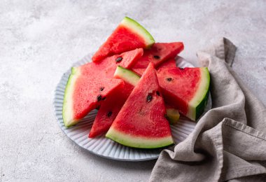 Taze sulu dilimlenmiş karpuz ışık arka planına yakın.