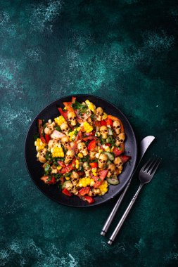 Kafatası şeklinde sebzeli ve peynirli Cadılar Bayramı salatası