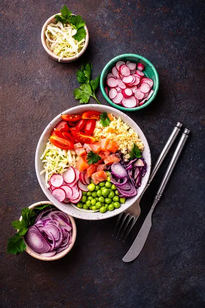 Sebze, somon ve kuskus ile dengeli beslenme çanağı.