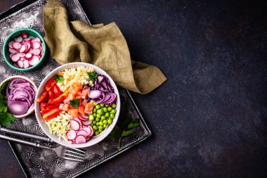 Sebze, somon ve kuskus ile dengeli beslenme çanağı.