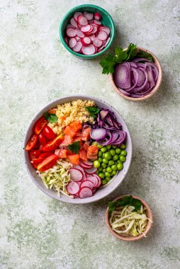 Sebze, somon ve kuskus ile dengeli beslenme çanağı.