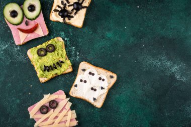 Çocuklar için Cadılar Bayramı yemeği. Komik korkunç canavarlar kadeh kaldırır.